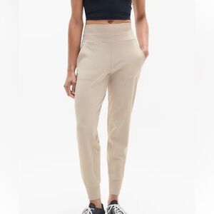 Venice High Rise Jogger
All-way stretch fabric with a no-dig waistband.
